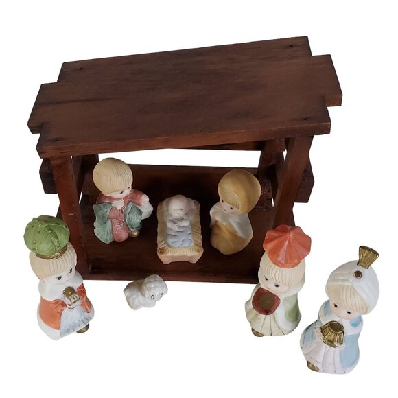 Vintage GIFTCO Bisque Porcelain Nativity Set 8 Piece Hand Painted Wood Creche - Picture 4 of 10